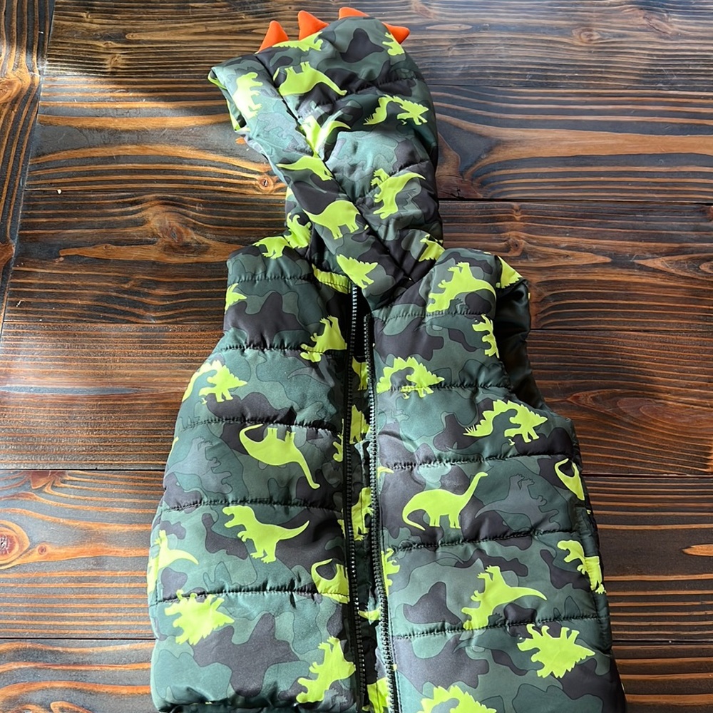 Like new dino camo 3T puffer vest